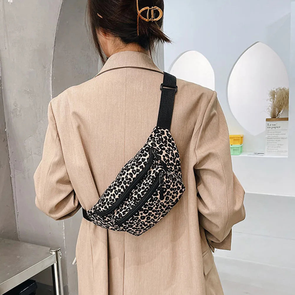 Grand sac banane léopard en velours Livia