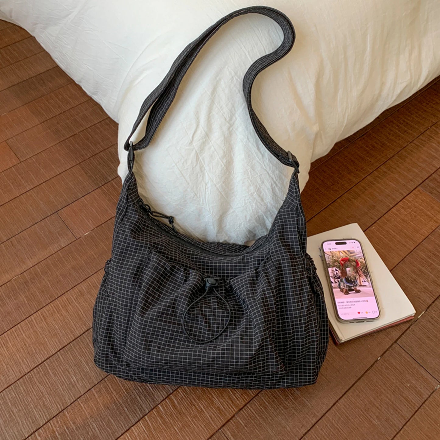 Grand sac à main bandoulière plissé en nylon à motif damier Maëlys