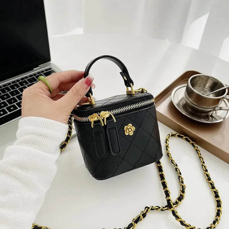 Petit sac à main bandoulière cubique matelassé au finition doré Victoria