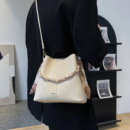 Grand sac à main bandoulière élégant avec bandoulière chaîne et ruban Louise