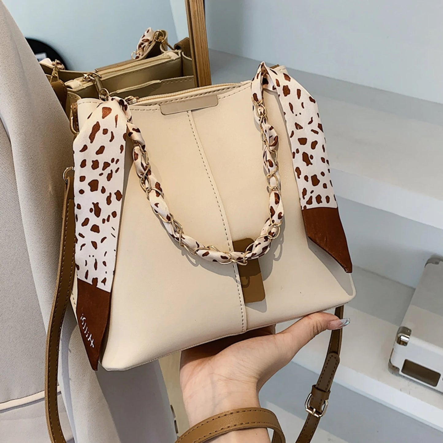 Grand sac à main bandoulière élégant avec bandoulière chaîne et ruban Louise