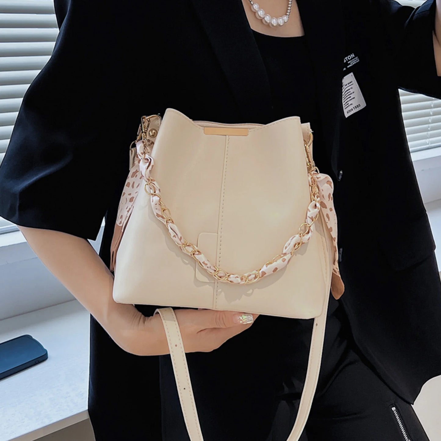 Grand sac à main bandoulière élégant avec bandoulière chaîne et ruban Louise