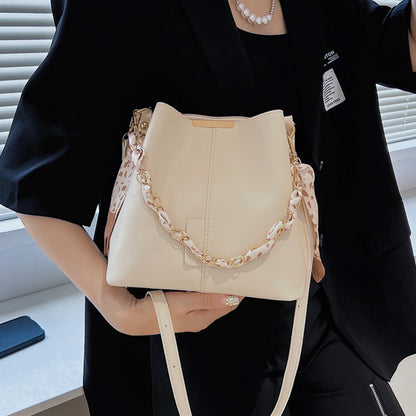 Grand sac à main bandoulière élégant avec bandoulière chaîne et ruban Louise