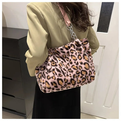 Grand sac à main cabas léopard en peluche avec poignées chaîne et bandoulière Lily