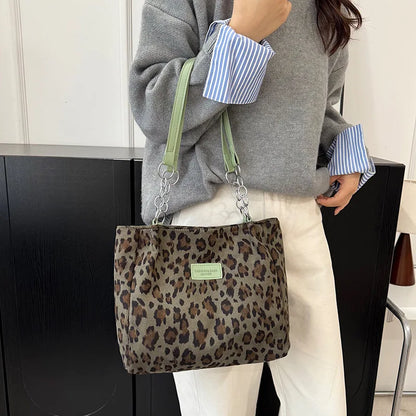 Grand sac à main cabas léopard au design rétro et finitions brodées Sonia