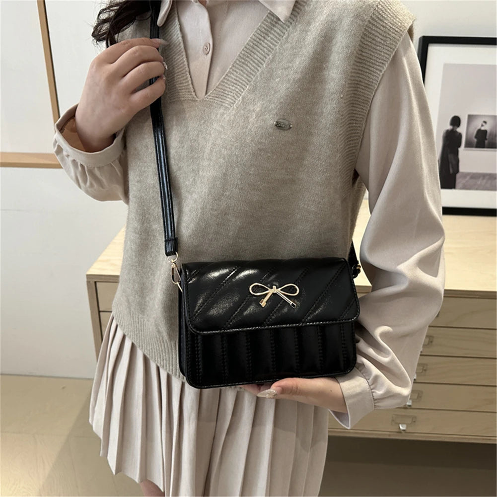 Petit sac à main bandoulière carré nœud papillon en cuir élégant et chic Gersende