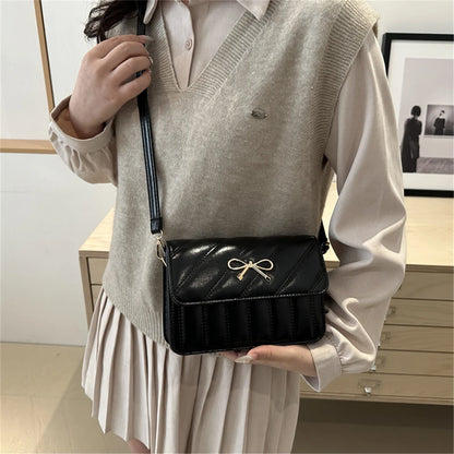 Petit sac à main bandoulière carré nœud papillon en cuir élégant et chic Gersende