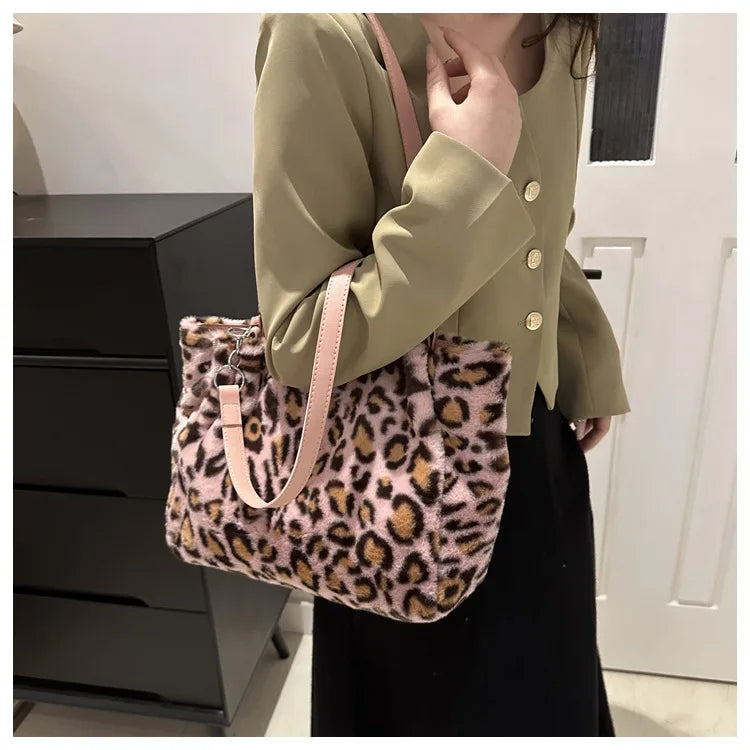 Grand sac à main cabas léopard en peluche avec poignées chaîne et bandoulière Lily