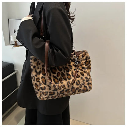 Grand sac à main cabas léopard en peluche avec poignées chaîne et bandoulière Lily