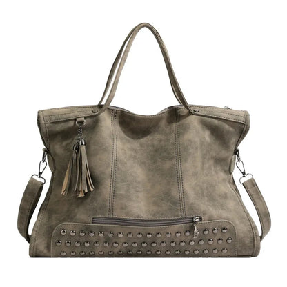 Grand sac à main bandoulière avec dessous clouté et charms pompon Giulia