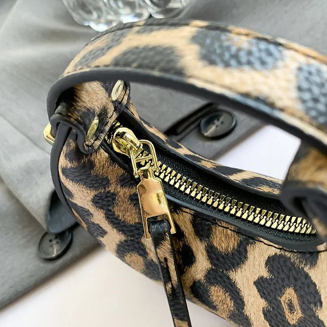 Petit sac à main bandoulière léopard au style Y2K et tendance Thaïs