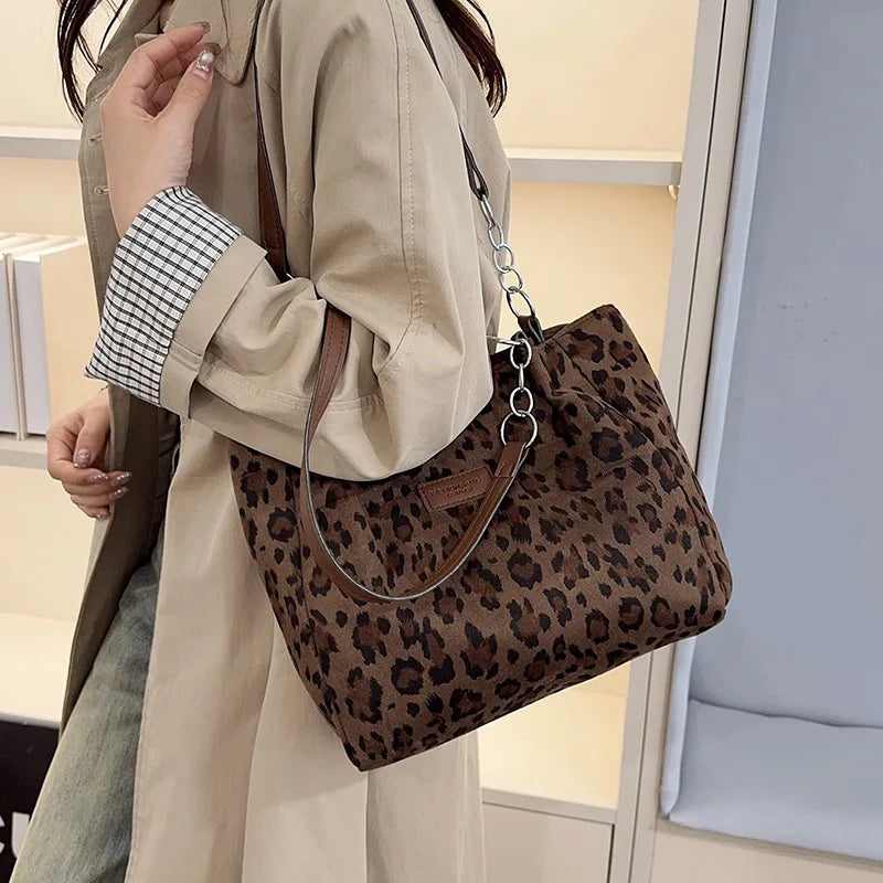 Grand sac à main cabas léopard au design rétro et finitions brodées Sonia