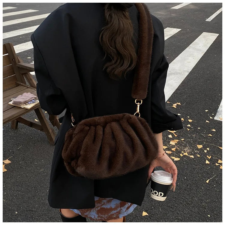 Grand Sac à main nuage en fourrure duveteuse et rétro Mila