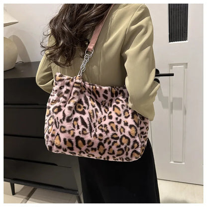 Grand sac à main cabas léopard en peluche avec poignées chaîne et bandoulière Lily