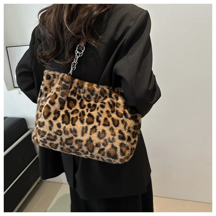 Grand sac à main cabas léopard en peluche avec poignées chaîne et bandoulière Lily