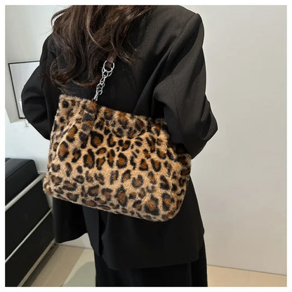 Grand sac à main cabas léopard en peluche avec poignées chaîne et bandoulière Lily