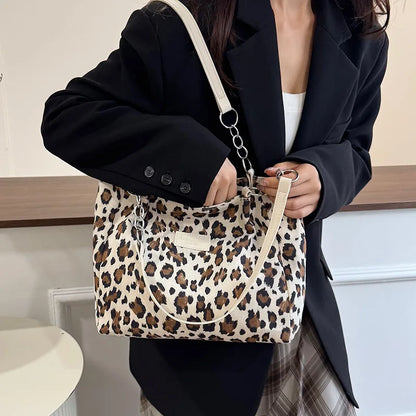 Grand sac à main cabas léopard au design rétro et finitions brodées Sonia