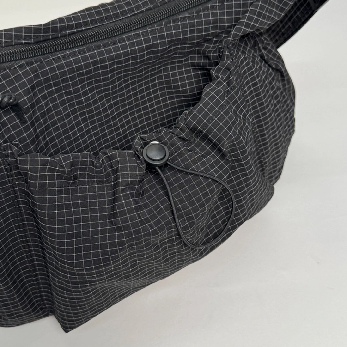 Grand sac à main bandoulière plissé en nylon à motif damier Maëlys