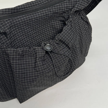 Grand sac à main bandoulière plissé en nylon à motif damier Maëlys