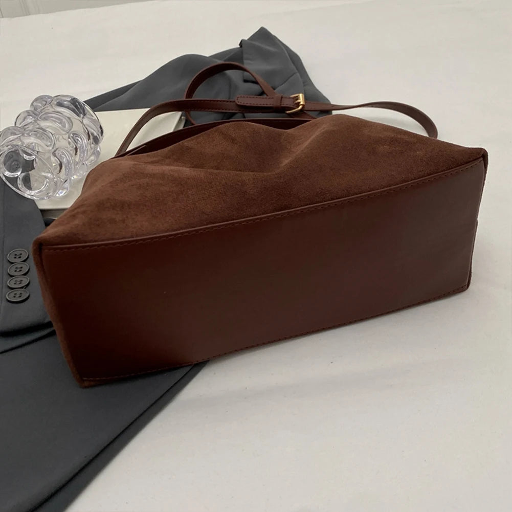 Grand Sac à main bandoulière de cours en suédine au design souple et intemporel Sarah