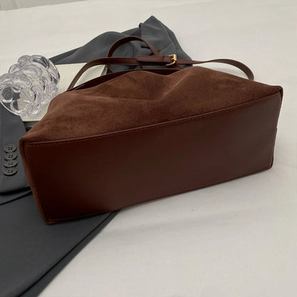 Grand Sac à main bandoulière de cours en suédine au design souple et intemporel Sarah