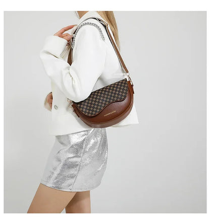 Petit sac à main bandoulière besace demi-lune aux motifs léopard Louna