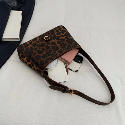 Petit sac à main bandoulière baguette vintage motif léopard au style Y2K et tendance Sarah
