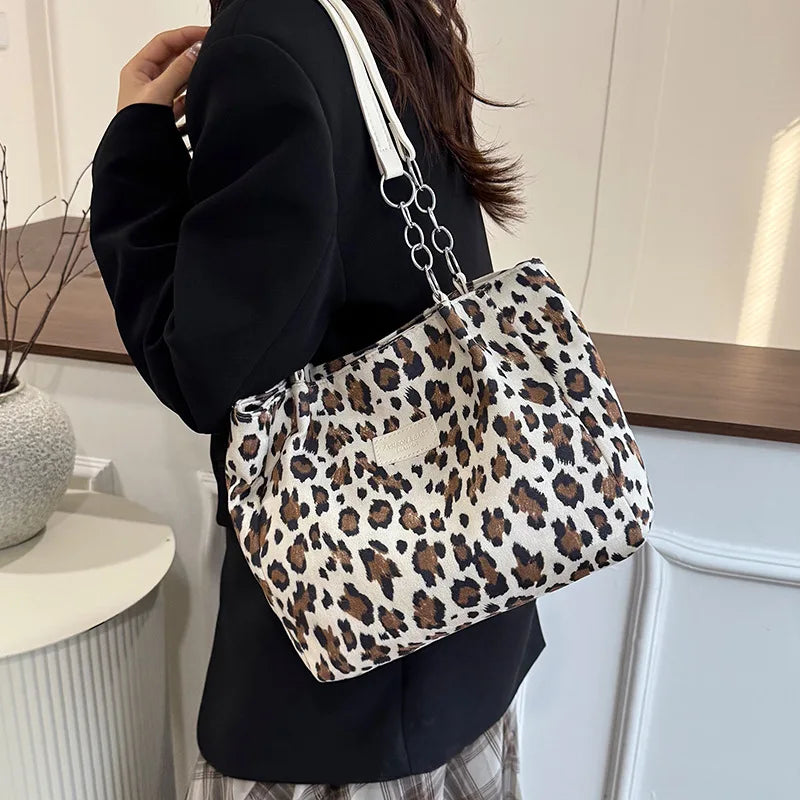 Grand sac à main cabas léopard au design rétro et finitions brodées Sonia