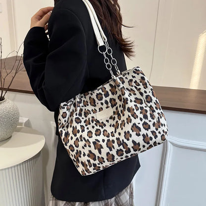 Grand sac à main cabas léopard au design rétro et finitions brodées Sonia