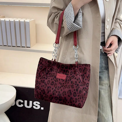 Grand sac à main cabas léopard au design rétro et finitions brodées Sonia