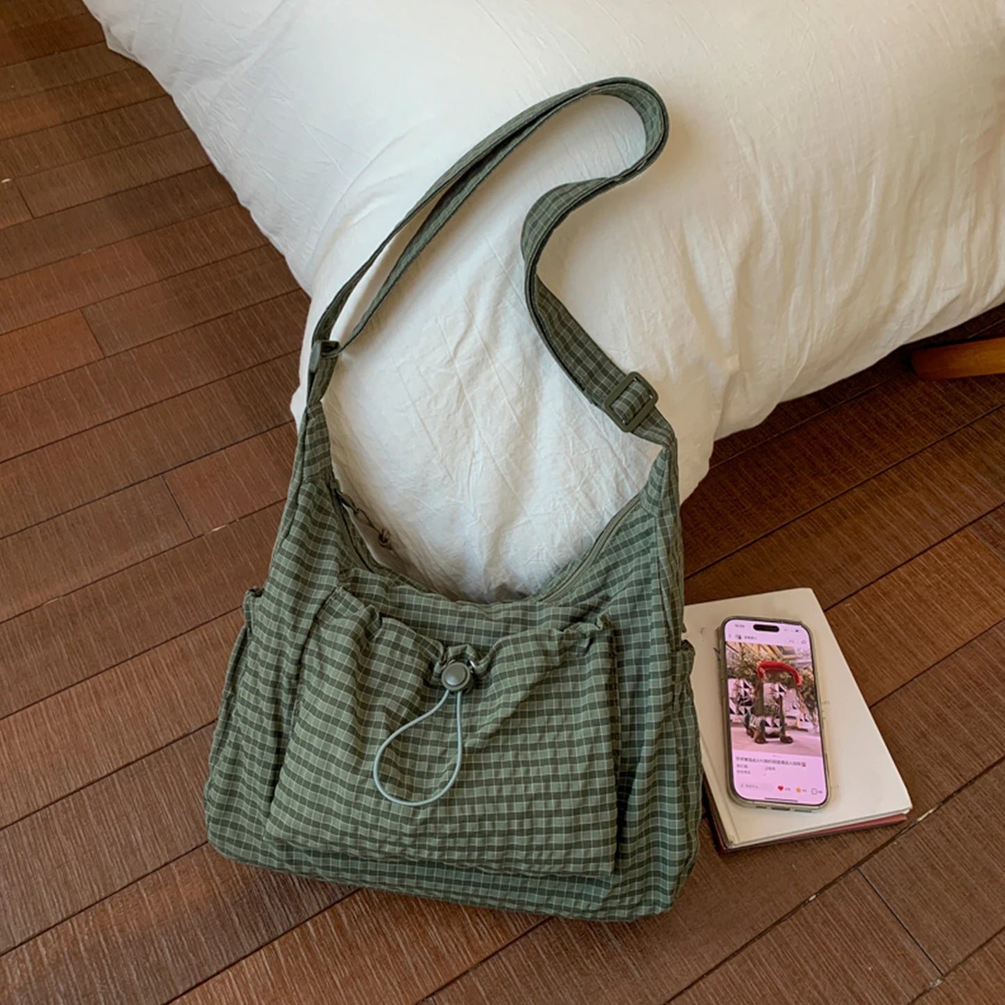 Grand sac à main bandoulière plissé en nylon à motif damier Maëlys