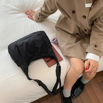 Grand sac à main bandoulière plissé en nylon à motif damier Maëlys