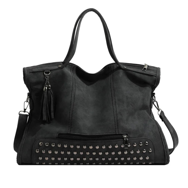 Grand sac à main bandoulière avec dessous clouté et charms pompon Giulia