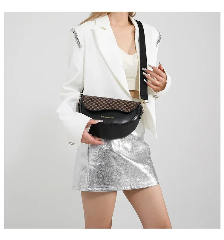 Petit sac à main bandoulière besace demi-lune aux motifs léopard Louna