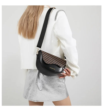 Petit sac à main bandoulière besace demi-lune aux motifs léopard Louna