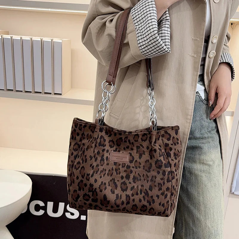 Grand sac à main cabas léopard au design rétro et finitions brodées Sonia