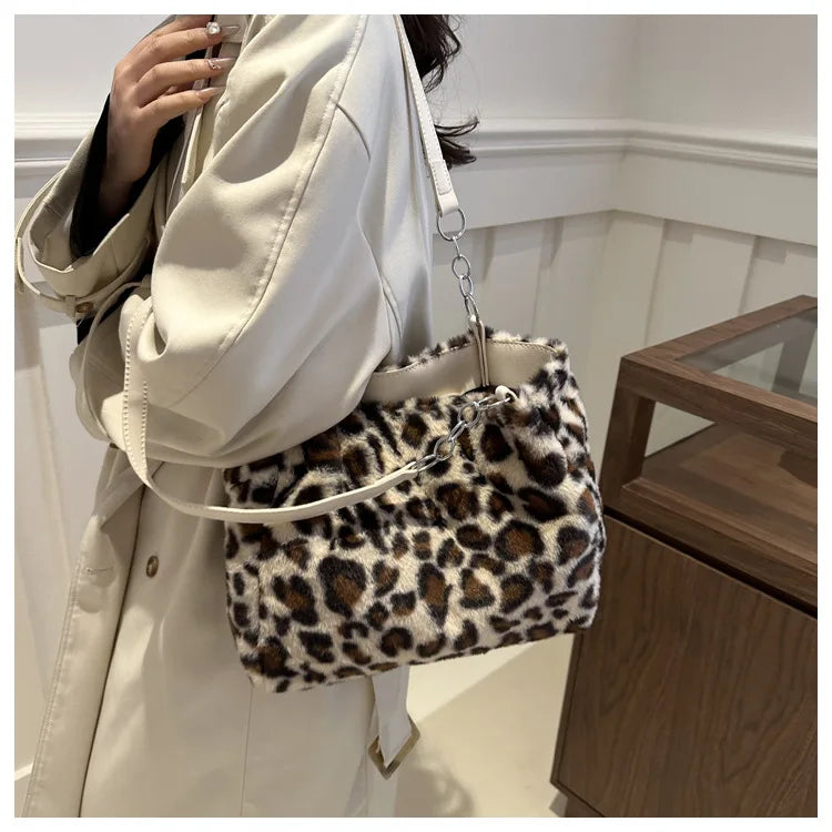 Grand sac à main cabas léopard en peluche avec poignées chaîne et bandoulière Lily