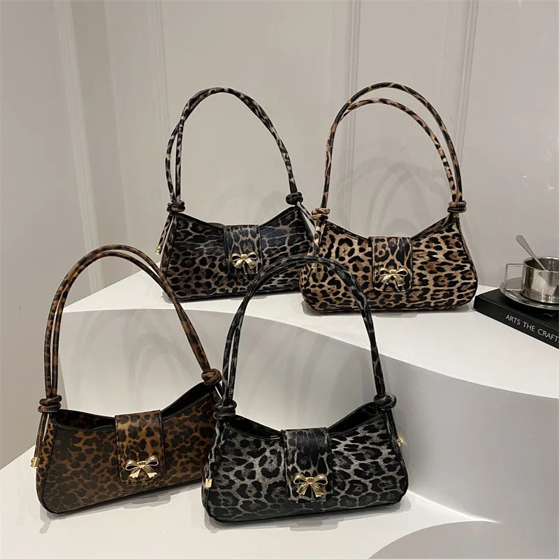 Petit sac à main bandoulière baguette motif léopard avec nœud papillon doré Élise