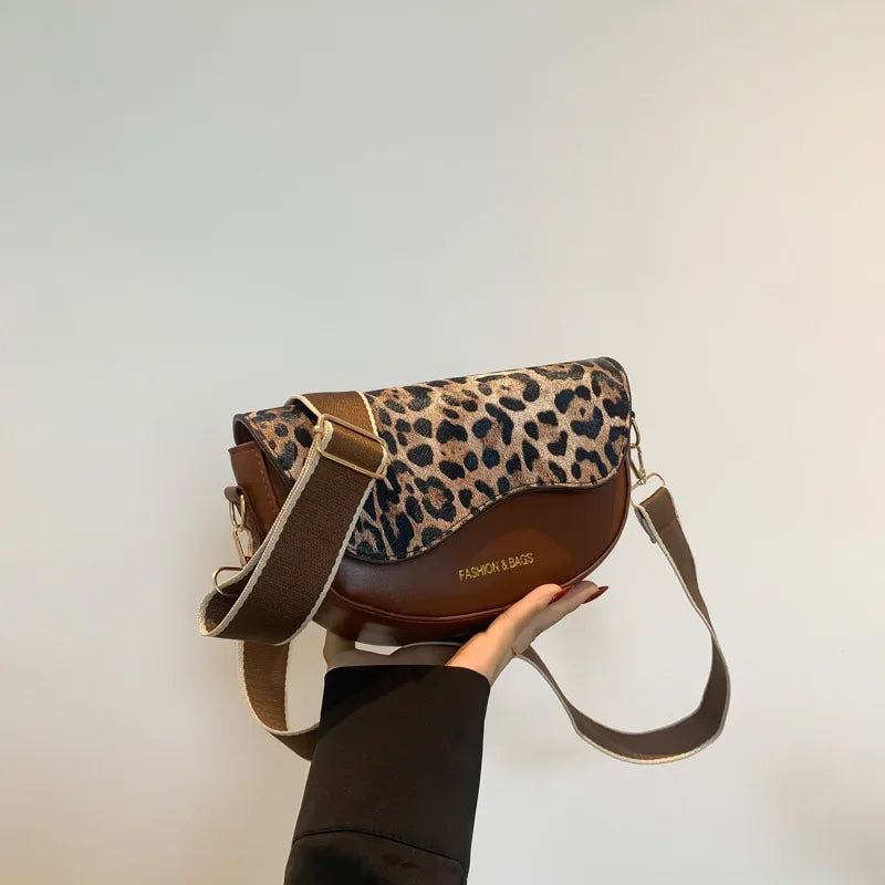 Petit sac à main bandoulière besace demi-lune aux motifs léopard Louna