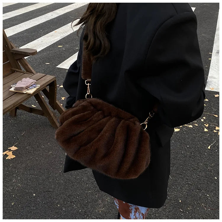 Grand Sac à main nuage en fourrure duveteuse et rétro Mila