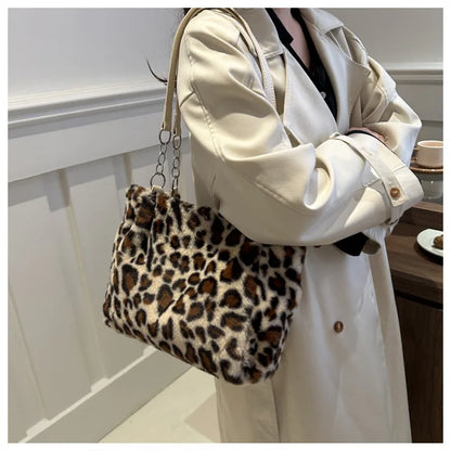 Grand sac à main cabas léopard en peluche avec poignées chaîne et bandoulière Lily