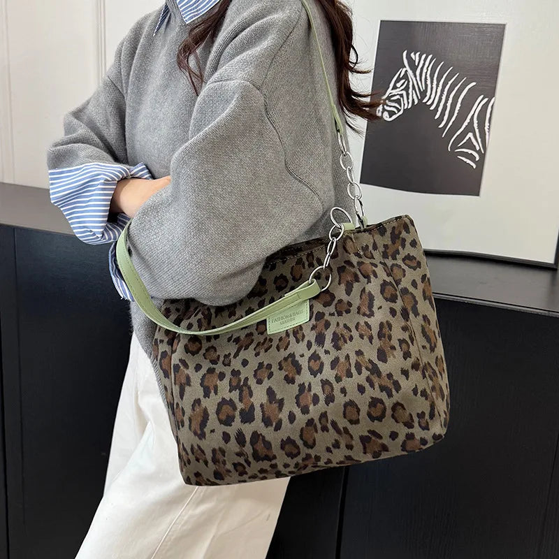 Grand sac à main cabas léopard au design rétro et finitions brodées Sonia