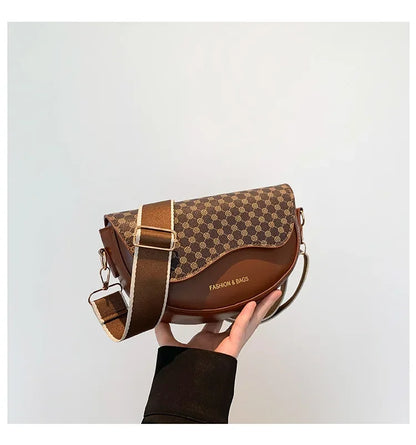 Petit sac à main bandoulière besace demi-lune aux motifs léopard Louna