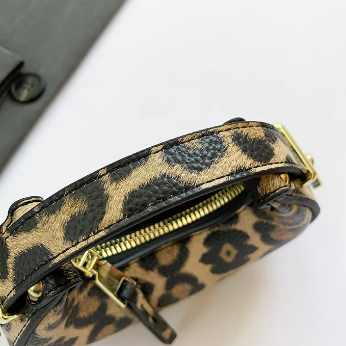 Petit sac à main bandoulière léopard au style Y2K et tendance Thaïs
