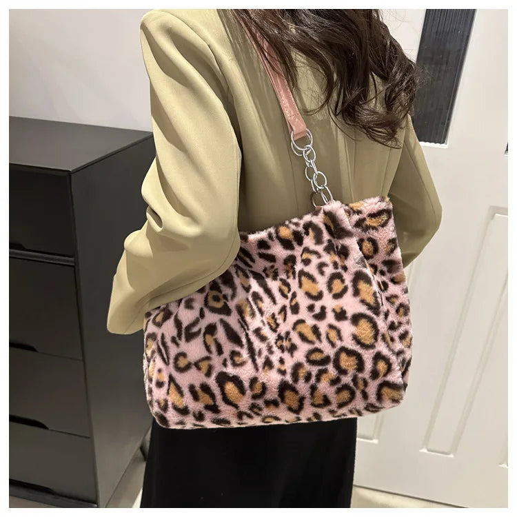 Grand sac à main cabas léopard en peluche avec poignées chaîne et bandoulière Lily
