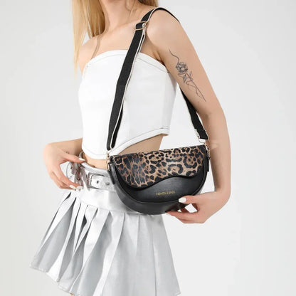 Petit sac à main bandoulière besace demi-lune aux motifs léopard Louna