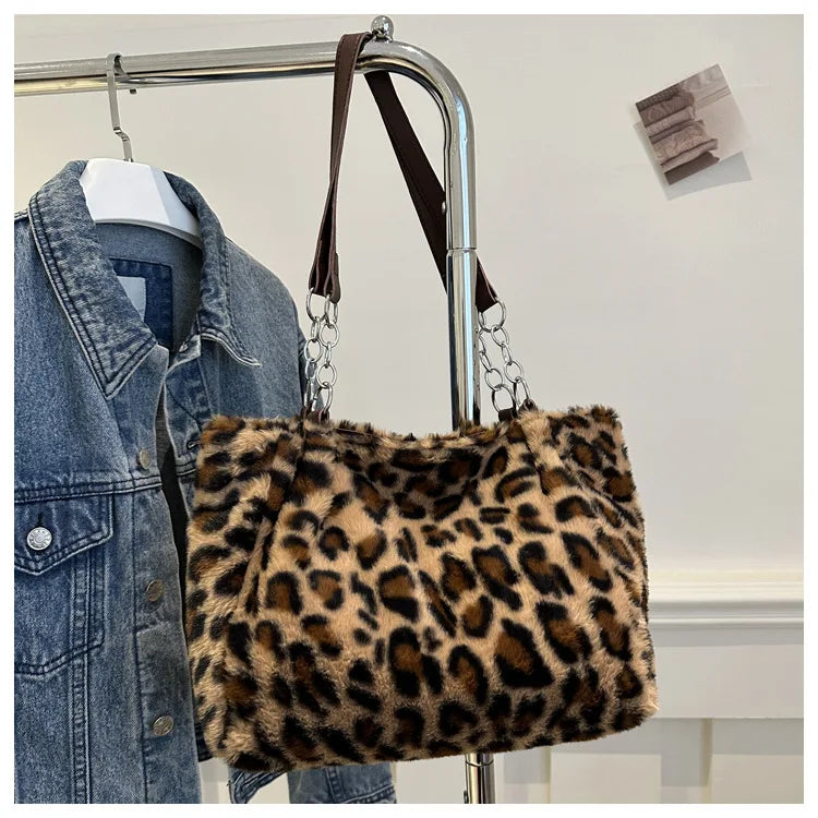 Grand sac à main cabas léopard en peluche avec poignées chaîne et bandoulière Lily