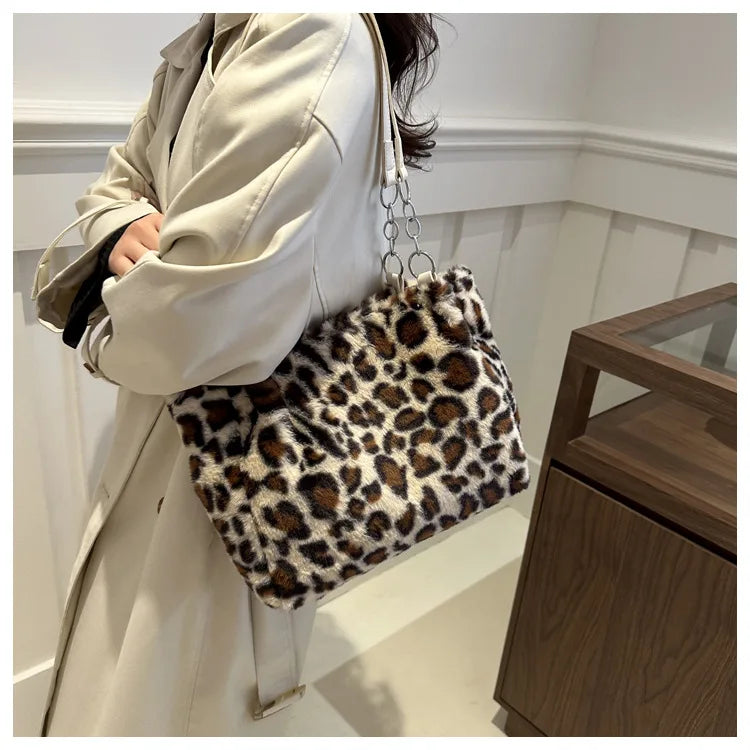 Grand sac à main cabas léopard en peluche avec poignées chaîne et bandoulière Lily