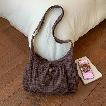 Grand sac à main bandoulière plissé en nylon à motif damier Maëlys