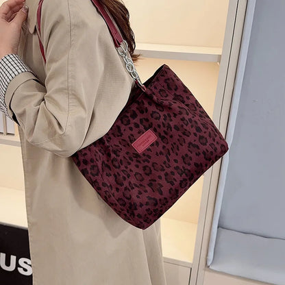 Grand sac à main cabas léopard au design rétro et finitions brodées Sonia